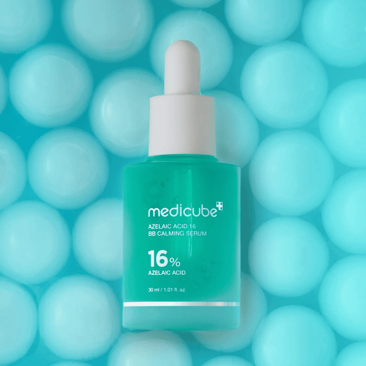 Kampanjbild av Medicube Azelaic Acid 16 BB Calming Serum mot turkos bakgrund med mjuka sfärer som symboliserar återfuktning, lugnande effekt och jämn hudstruktur.