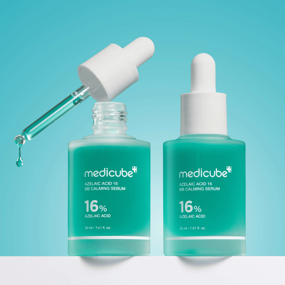 Detaljbild av Medicube Azelaic Acid 16 BB Calming Serum med öppen pipett och serumdroppar som visar den lätta flytande konsistensen och hygieniska appliceringen.