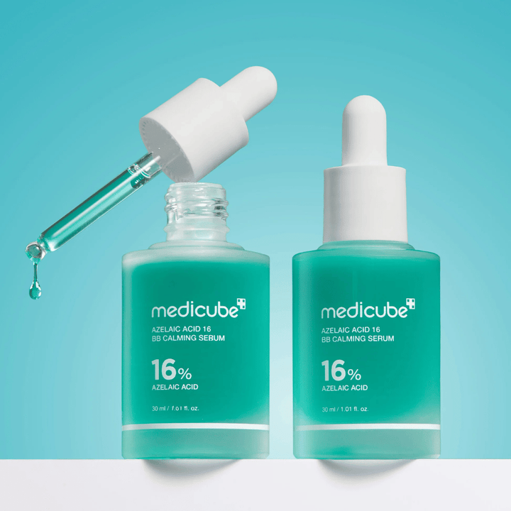 Detaljbild av Medicube Azelaic Acid 16 BB Calming Serum med öppen pipett och serumdroppar som visar den lätta flytande konsistensen och hygieniska appliceringen.