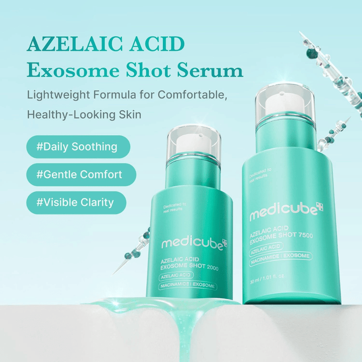 Produktbild som visar både Azelaic Acid Exosome Shot 2000 och 7500. Den turkosa designen förstärker produktens fräscha och lugnande profil, medan budskap som daglig vård, komfort och förbättrad hudklarhet framhävs. Dekorativa illustrationer av spikler och serumdroppar ger ett vetenskapligt och avancerat intryck.