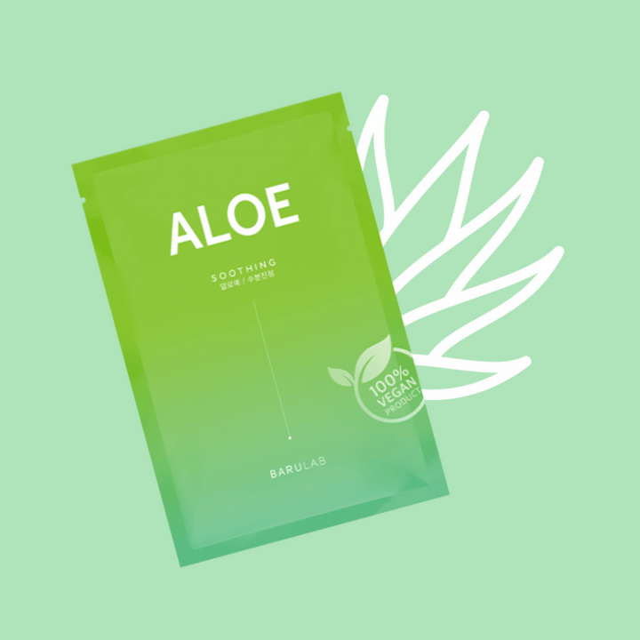 En förpackning av BARULAB-produkten "Aloe Soothing" mask visas framför en illustration av aloe vera-blad. Produkten är markerad som "100% Vegan Product" mot en mjuk grön bakgrund.