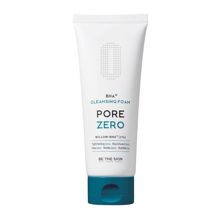 Frilagd produktbild på Be The Skin Pore Zero BHA+ Cleansing Foam med vit tub och blå kork. Den minimalistiska designen framhäver produktens moderna och kliniska estetik samt fokus på porvård och mild exfoliering.
