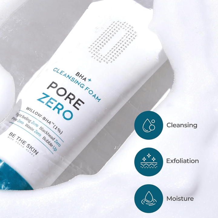 Produktbild med fokus på cleanserns tre huvudsakliga egenskaper: rengöring, exfoliering och återfuktning. Ikoner och vatten/skum-effekter förstärker känslan av en fräsch och balanserande ansiktsrengöring.