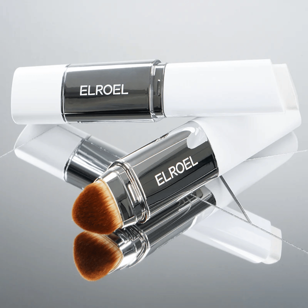 ELROEL Blanc Cover Cream Stick med integrerad borste placerad på spegelyta för att visa mjuk borst och jämn applicering.