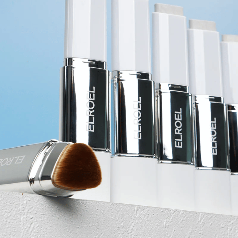 ELROEL Blanc Cover Cream Stick concealer med flera nyanser applicerade som swatches som visar färg, täckning och krämig konsistens.