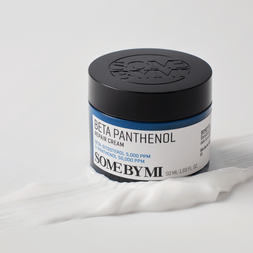 SOME BY MI Beta Panthenol Repair Cream i blå burk placerad på krämtextur – lugnande och återfuktande hudkräm.