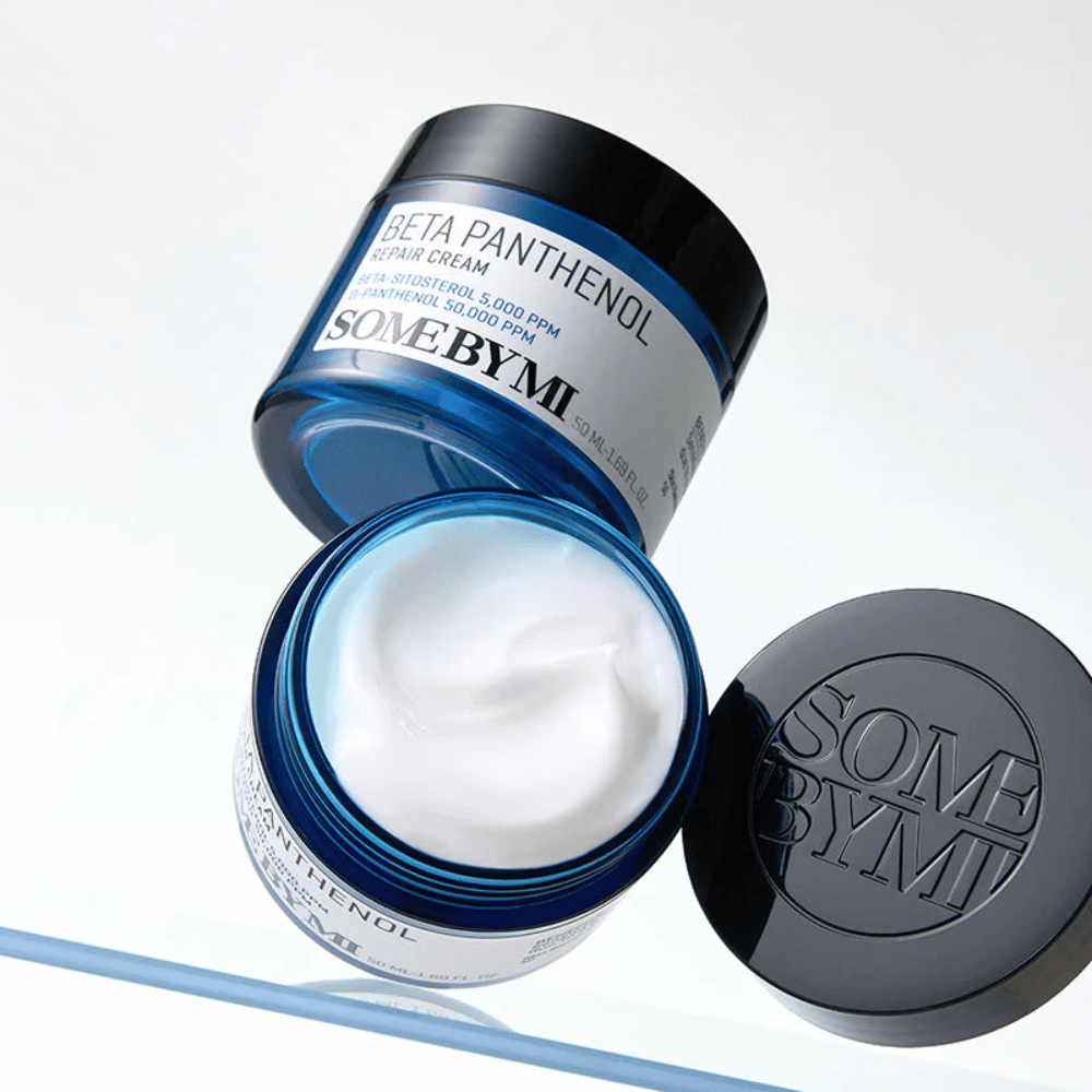 Öppen burk med SOME BY MI Beta Panthenol Repair Cream – rik, mjuk formula för hudreparation och fuktbalans.