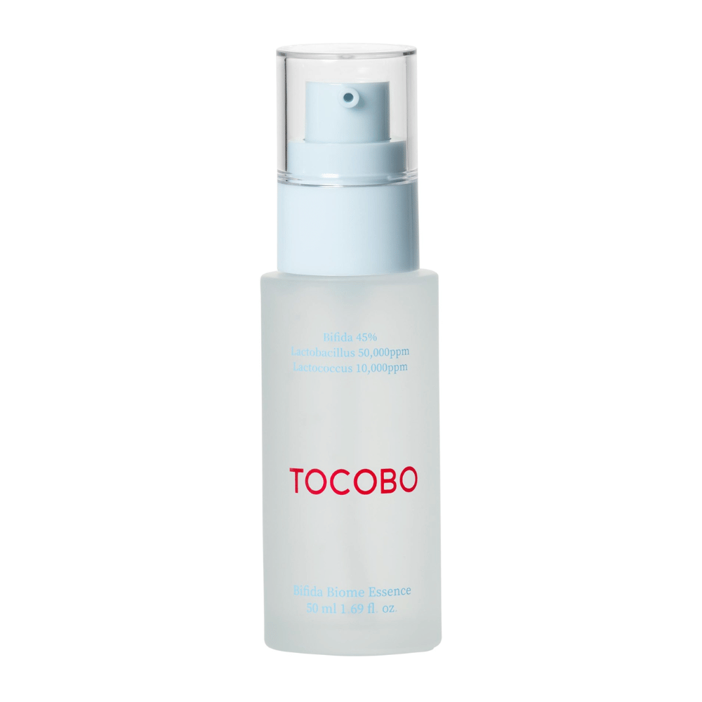 TOCOBO Bifida Biome Essence i en frostad pumpflaska med ljusblå topp och transparent lock. Text på flaskan visar att den innehåller 45 % Bifida, Lactobacillus och Lactococcus, 50 ml.
