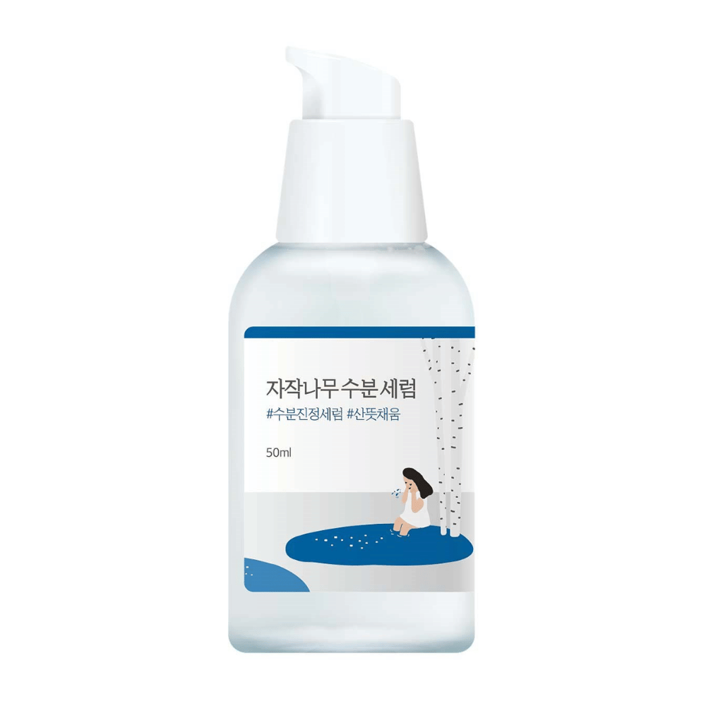 Round Lab Birch Juice Moisturizing Serum i genomskinlig pumpflaska med blå och vit etikett och illustration av björk och flicka, frilagd mot vit bakgrund.