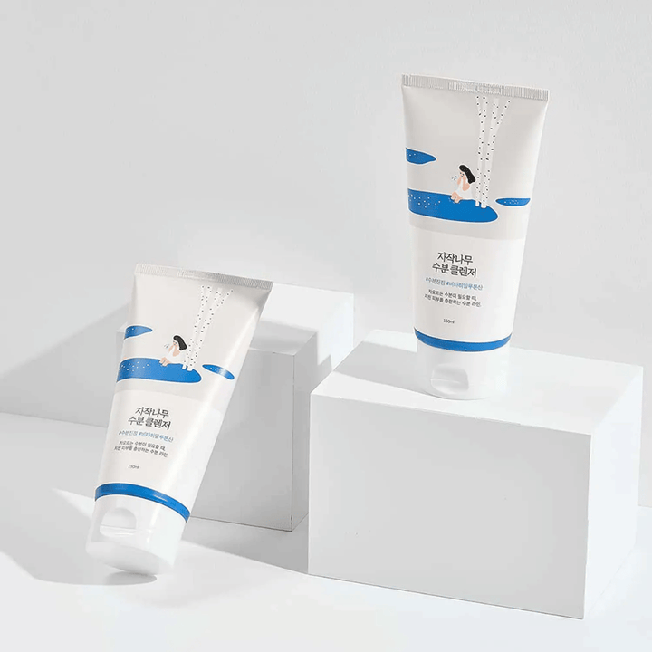 ROUND LAB Birch Juice Moisturizing Cleanser i två tuber på vit bakgrund, mild och återfuktande ansiktsrengöring med björksav som rengör skonsamt och passar alla hudtyper, även känslig hy.