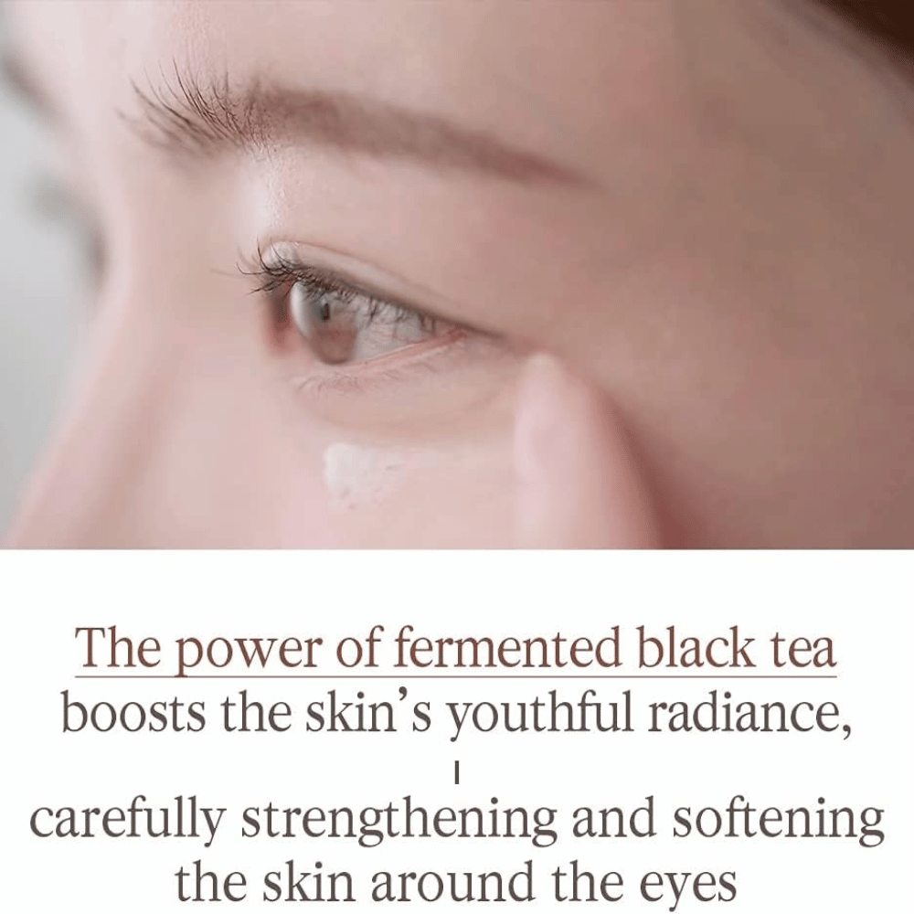 Pyunkang Yul Black Tea Time Reverse Eye Cream med fermenterat svart te som vårdar den känsliga huden runt ögonen och bidrar till en mjukare känsla.
