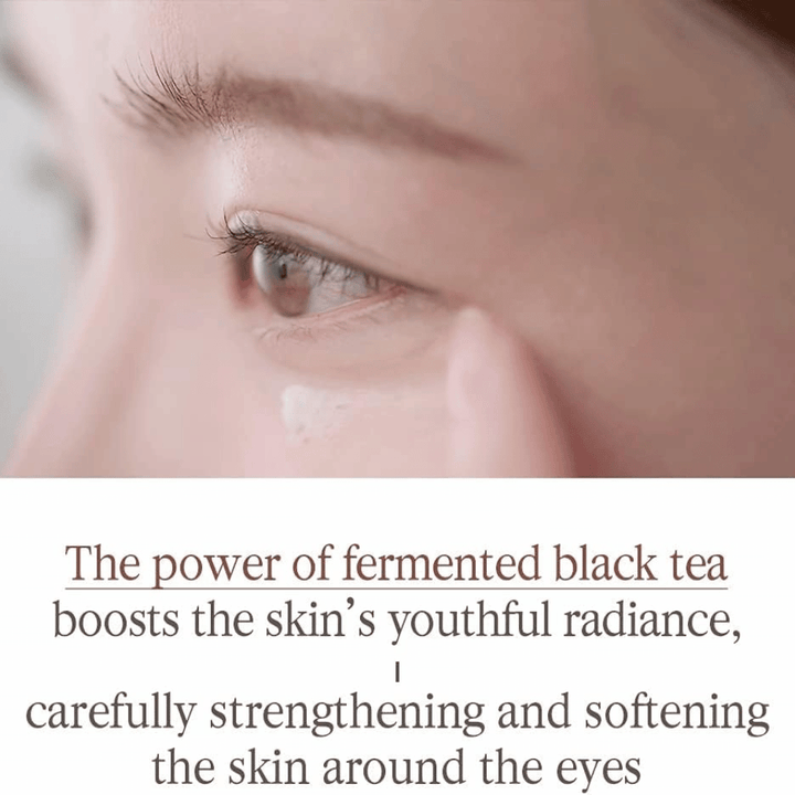 Pyunkang Yul Black Tea Time Reverse Eye Cream med fermenterat svart te som vårdar den känsliga huden runt ögonen och bidrar till en mjukare känsla.