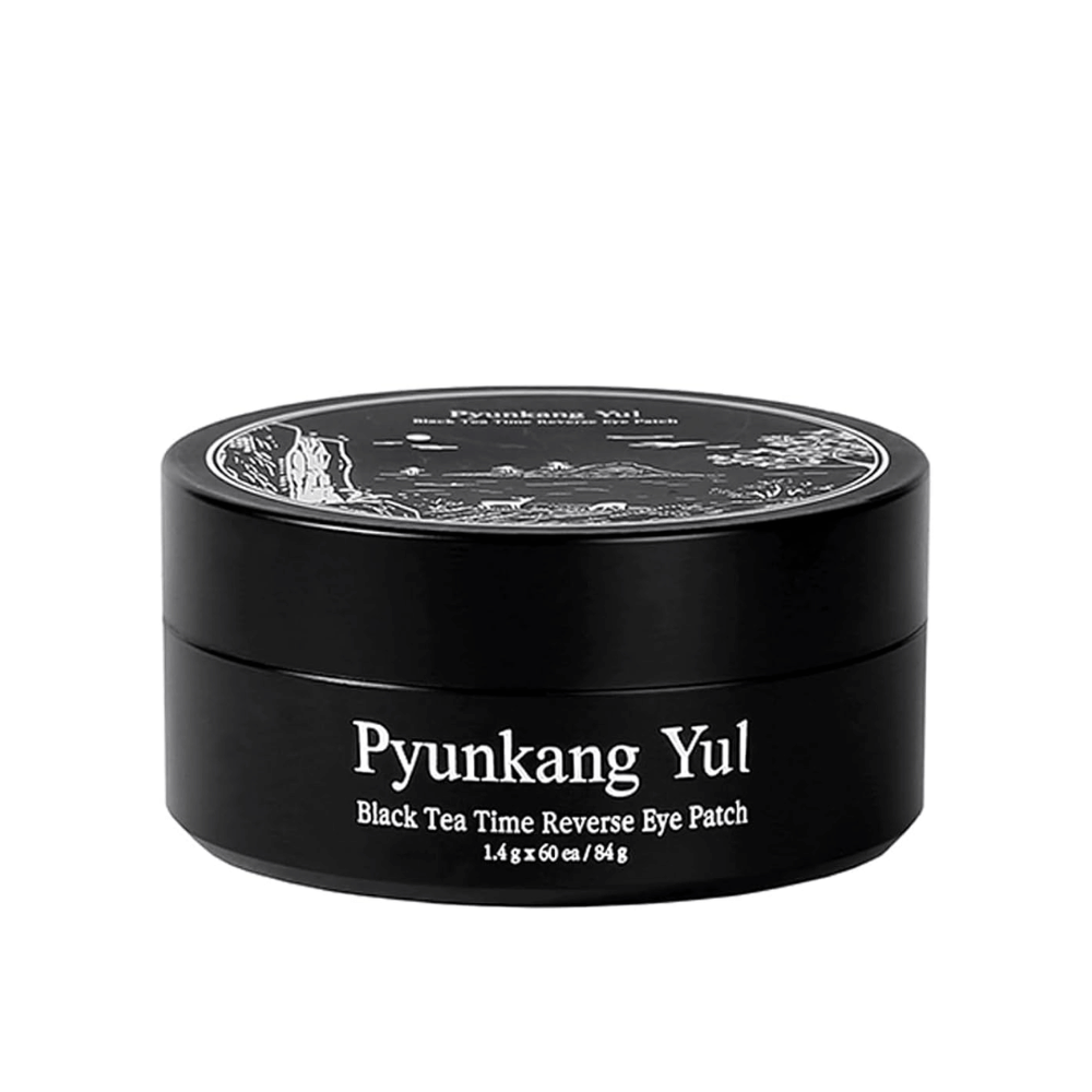 Frilagd produktbild av Pyunkang Yul Black Tea Time Reverse Eye Patch i svart förpackning med stilren och minimalistisk design mot ljus bakgrund.