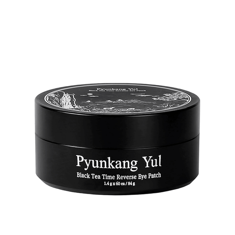 Frilagd produktbild av Pyunkang Yul Black Tea Time Reverse Eye Patch i svart förpackning med stilren och minimalistisk design mot ljus bakgrund.