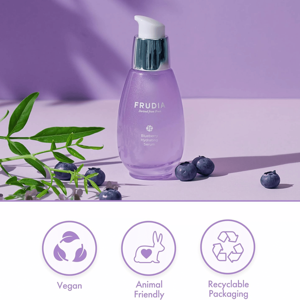 FRUDIA Blueberry Hydrating Serum med blåbärsextrakt, vegansk formula, cruelty-free och återvinningsbar förpackning, utvecklad för återfuktning och lyster.