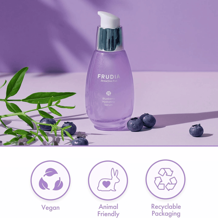 FRUDIA Blueberry Hydrating Serum med blåbärsextrakt, vegansk formula, cruelty-free och återvinningsbar förpackning, utvecklad för återfuktning och lyster.