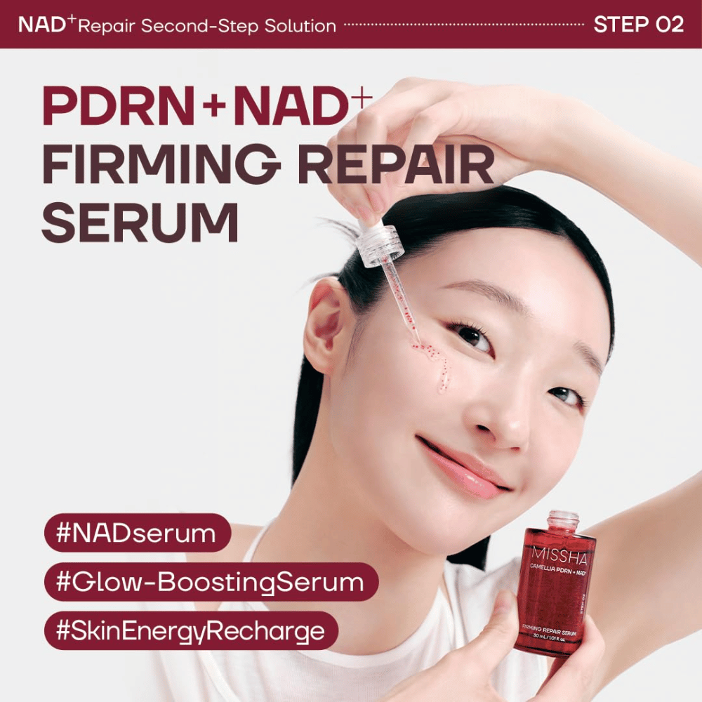 6. MISSHA Camellia PDRN NAD+ Firming Repair Serum – modell applicerar återfuktande serum med pipett på kinden för strålande hud