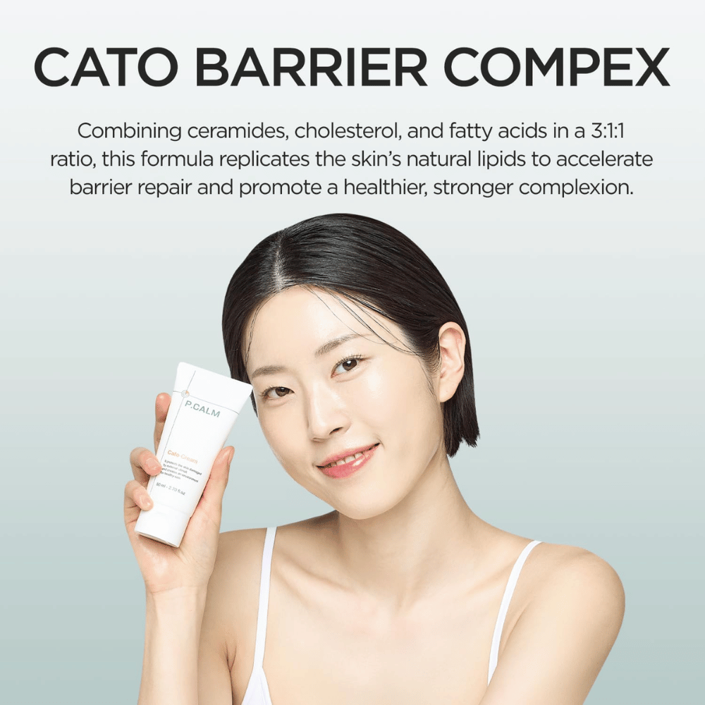 En modell håller upp P.CALM Cato Cream framför ansiktet tillsammans med information om “Cato Barrier Complex”, som kombinerar ceramider, kolesterol och fettsyror för att stärka hudbarriären.