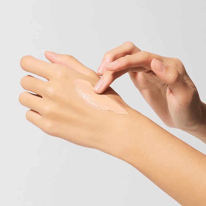 Applicering av Dr.Melaxin Cemenrete Eye Cream på hand, krämig ögonkräm med calcium och elastin som absorberas snabbt och ger intensiv återfuktning.