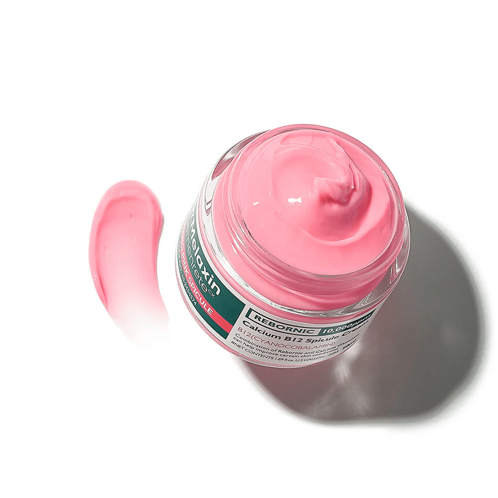 Dr. Melaxin Cemenrete Cyano Pink Spicule Cream med rosa krämtextur som återfuktar, stärker hudbarriären och förbättrar hudens lyster.