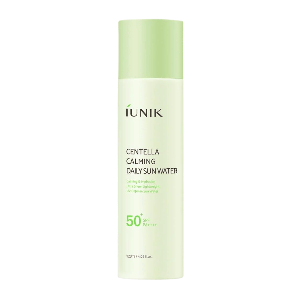 4. iUNIK Centella Calming Daily Sun Water SPF50+ PA++++ 120 ml – lätt solskydd för ansiktet med centella asiatica i ljusgrön flaska mot vit bakgrund