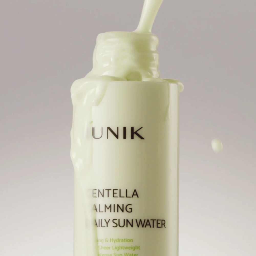 3. iUNIK Centella Calming Daily Sun Water – närbild på den lätta, krämiga konsistensen hos ett lugnande och återfuktande solskydd