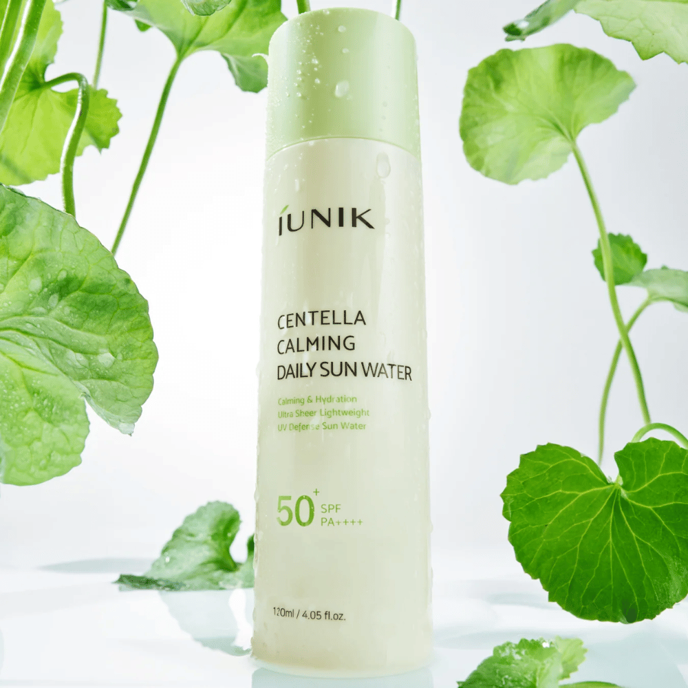 2. iUNIK Centella Calming Daily Sun Water SPF50+ PA++++ – återfuktande solskydd med centella asiatica omgivet av gröna blad och vattendroppar