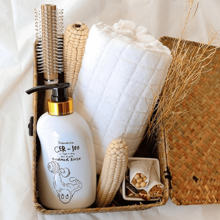 Elizavecca CER-100 Treatment Rinse – stärkande kollagenbalsam för frissigt och kemiskt behandlat hår i naturlig badrumsmiljö