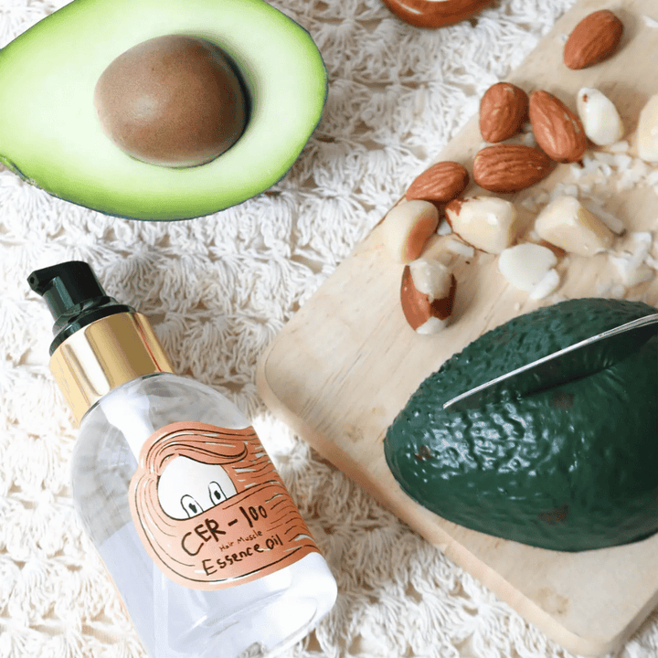 Elizavecca CER-100 Hair Muscle Essence Oil ingredienser – närbild med avokado och växtoljor som visar en näringsrik hårolja som hjälper till att mjukgöra och vårda håret.