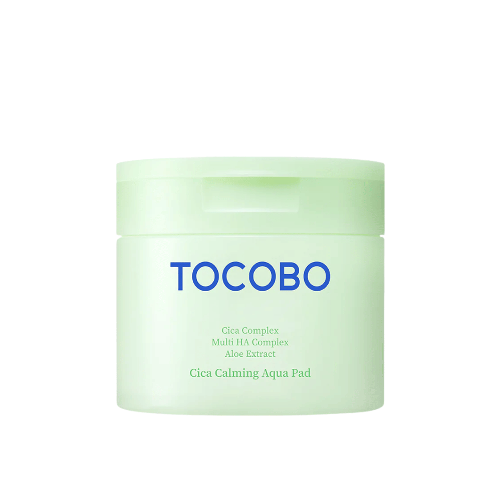 Produktbild av TOCOBO Cica Calming Aqua Pad på vit bakgrund. Förpackningen visas tydligt med fokus på design och produktinformation.