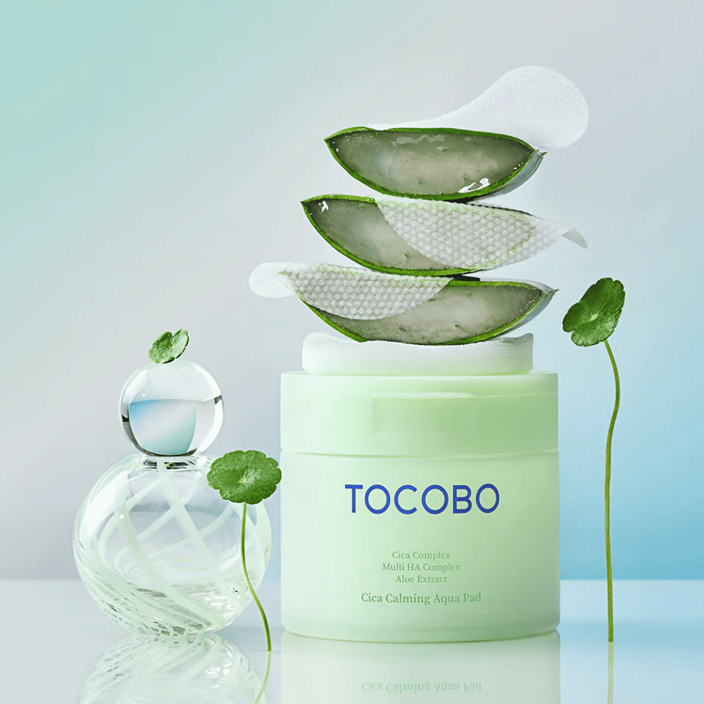 TOCOBO Cica Calming Aqua Pad visas tillsammans med toner pads, aloe vera och centella asiatica. Bilden lyfter fram produktens fuktgivande och lugnande ingredienser.
