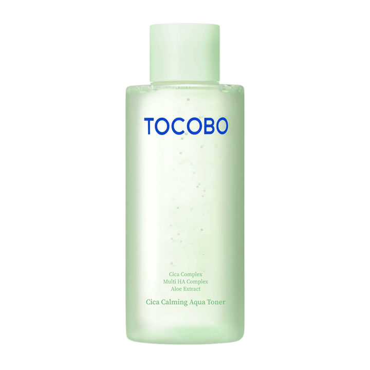 Frilagd produktbild av TOCOBO Cica Calming Aqua Toner med minimalistisk ljusgrön design som framhäver den rena och lugnande känslan i produkten.
