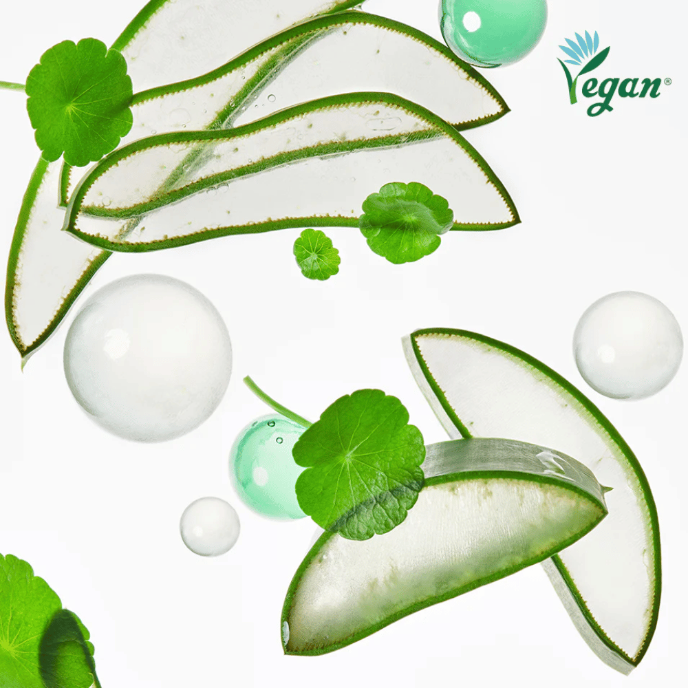 Ingrediensbild som visar lugnande och återfuktande växtextrakt såsom aloe vera och centella asiatica tillsammans med vegansk märkning och fräscha vattenbubblor som symboliserar återfuktning.