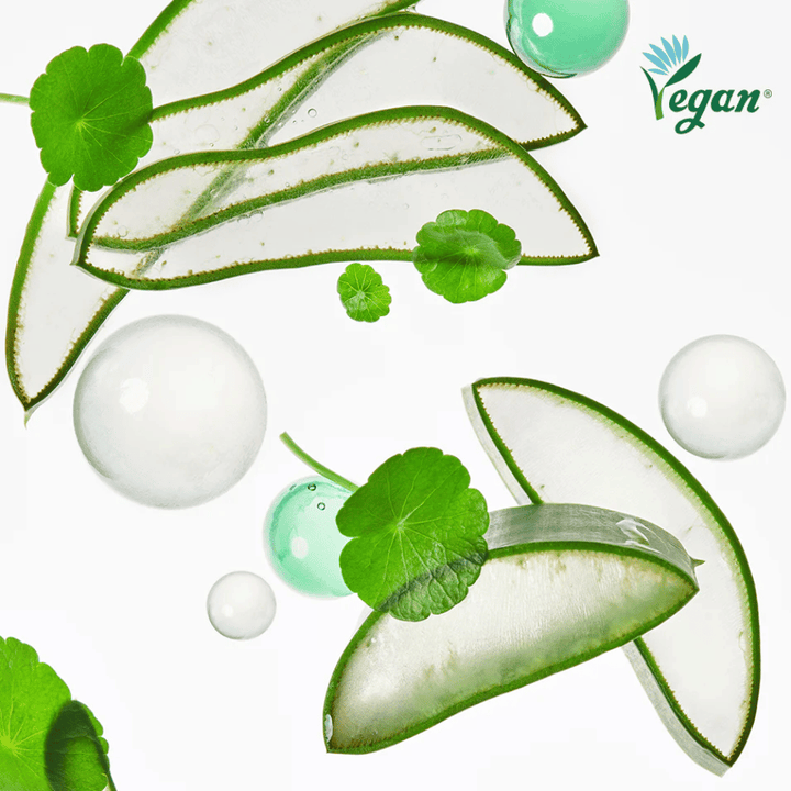 Ingrediensbild som visar lugnande och återfuktande växtextrakt såsom aloe vera och centella asiatica tillsammans med vegansk märkning och fräscha vattenbubblor som symboliserar återfuktning.