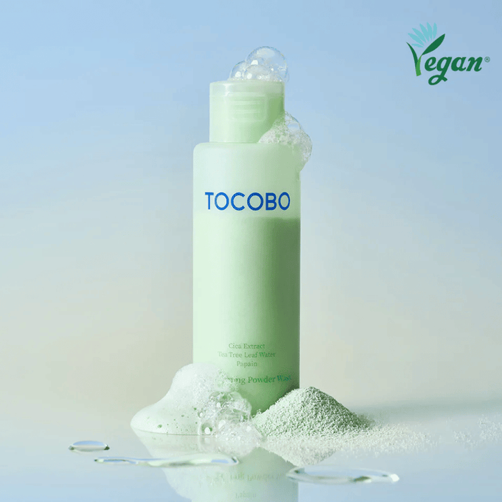TOCOBO Cica Calming Powder Wash som skummar lätt och avlägsnar smuts samtidigt som huden lugnas.