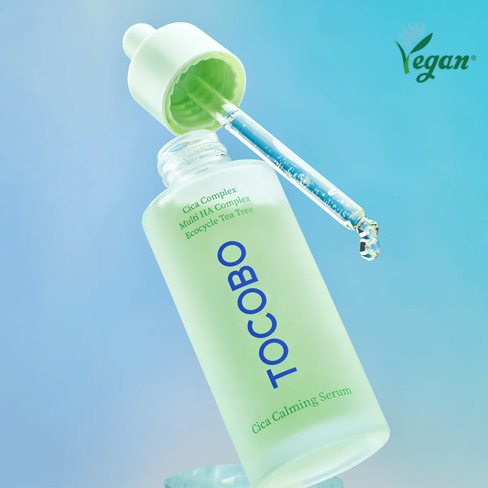TOCOBO Cica Calming Serum med pipett mot blå bakgrund, lätt absorberande K-beauty serum som stärker hudbarriären och passar känslig, fet och aknebenägen hud.