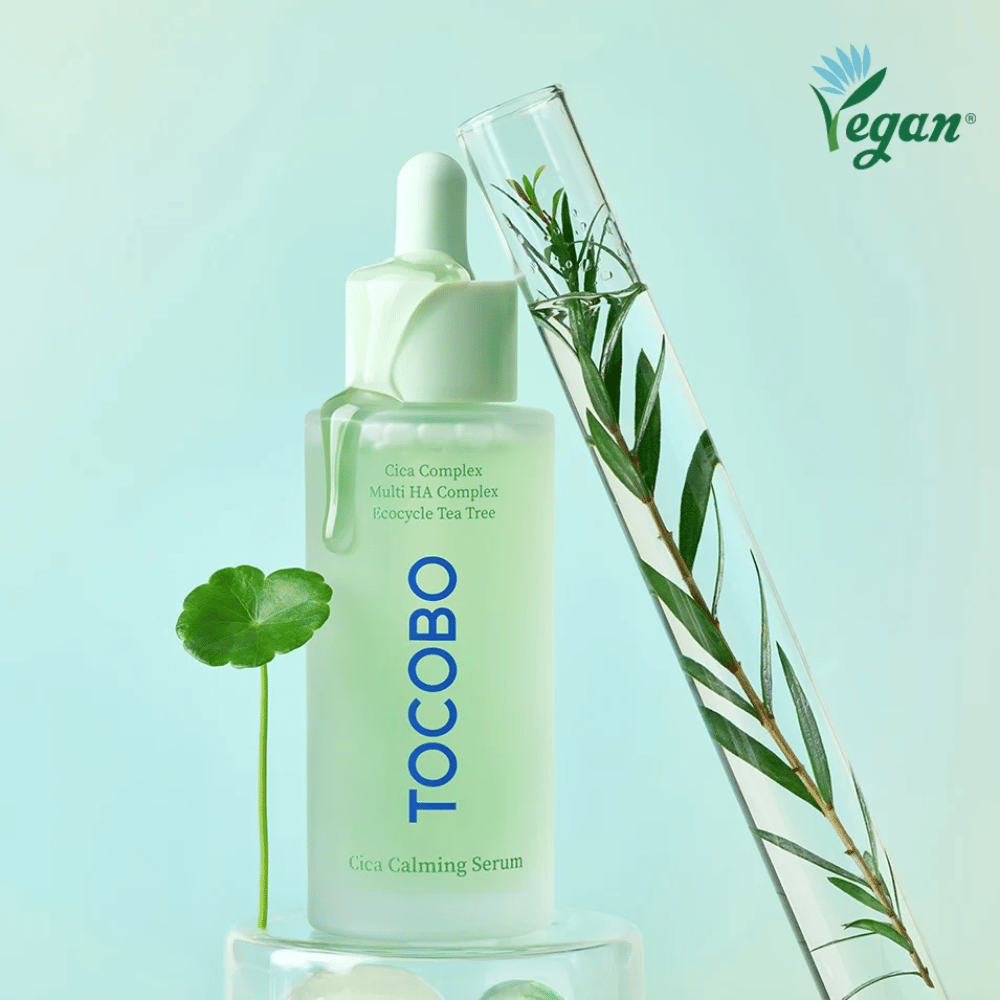 TOCOBO Cica Calming Serum tillsammans med cica-blad och tea tree, veganskt koreanskt serum som lugnar rodnad, återfuktar på djupet och balanserar huden.