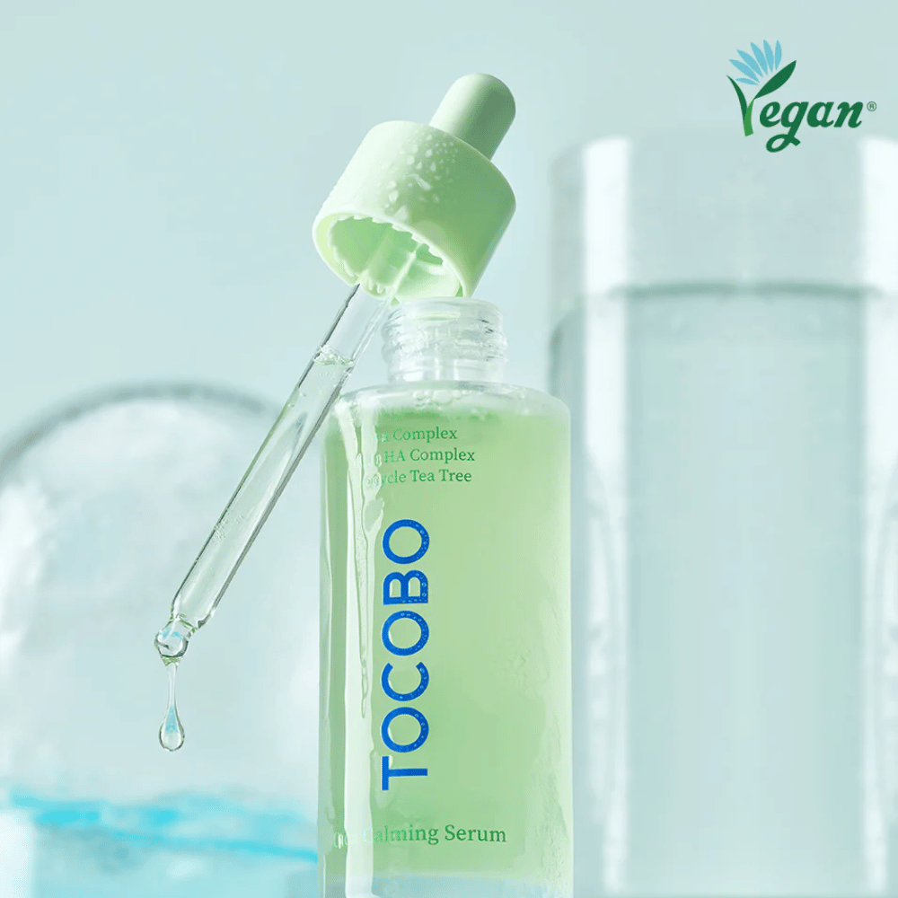 Närbild på TOCOBO Cica Calming Serum med pipett och droppar, återfuktande och lugnande ansiktsserum med cica, multi HA-complex och tea tree för känslig hud.