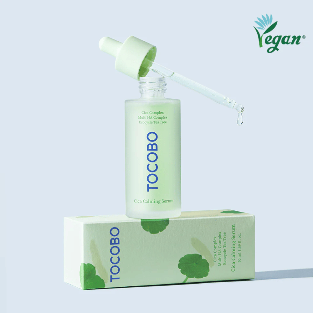 TOCOBO Cica Calming Serum placerat på produktförpackning med pipett, lätt och lugnande K-beauty serum för irriterad och aknebenägen hud, vegansk formula med cica-komplex.