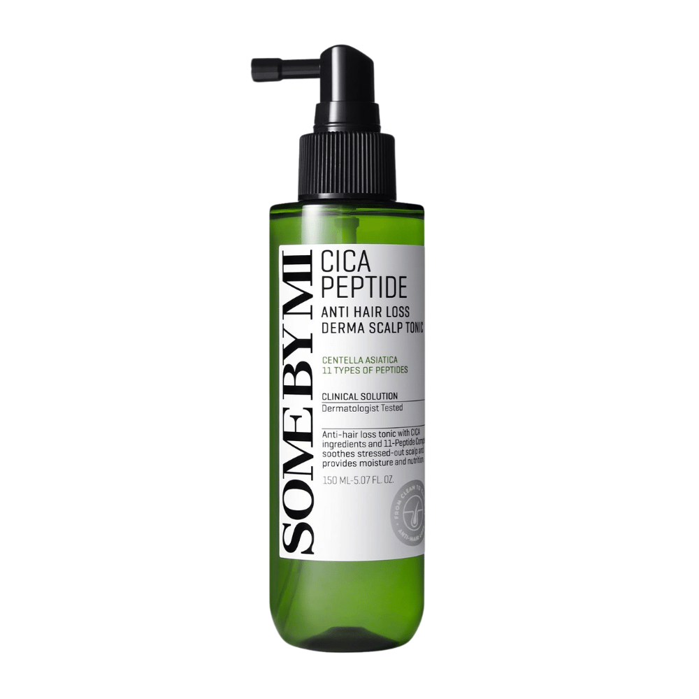 SOME BY MI Cica Peptide Anti Hair Loss Derma Scalp Tonic i grön flaska med svart spraymunstycke och vit etikett, visad mot vit bakgrund.