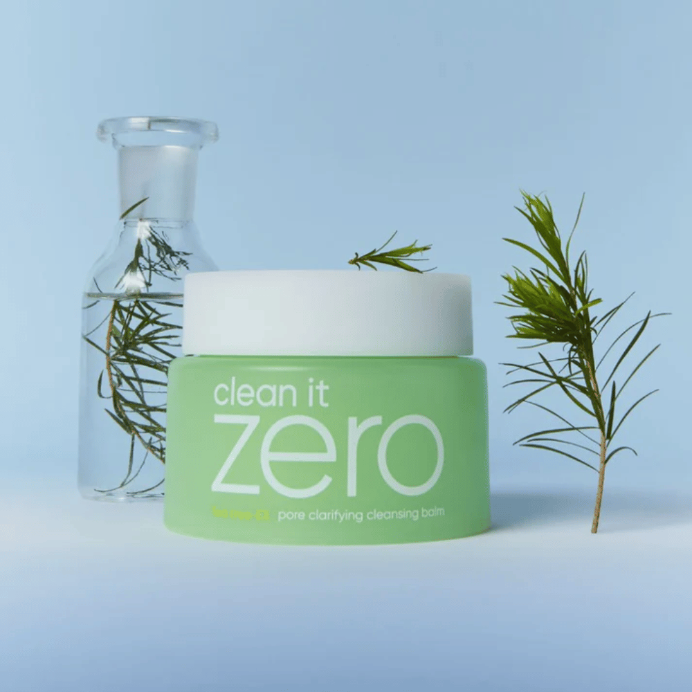Produktbild av Clean It Zero Pore Clarifying Cleansing Balm med tea tree-inspiration, en rengöringsbalm som löser makeup och orenheter samtidigt som porerna rengörs skonsamt.