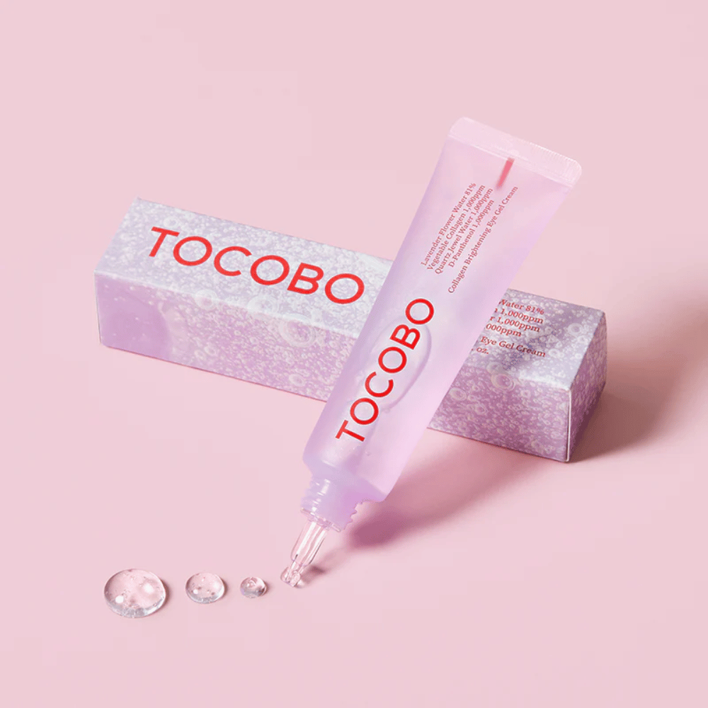 Bilden visar en produkt från TOCOBO, som är en "Collagen Brightening Eye Gel Cream". Förpackningen är rosa med en genomskinlig gel som kommer ut från tuben. Produkten verkar vara avsedd för att ljusa upp och ge fukt runt ögonområdet.