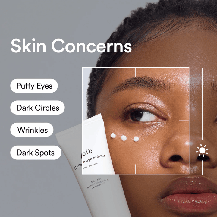 Kvinna applicerar Abib Collagen Eye Crème under ögat för att behandla svullnad, mörka ringar, rynkor och pigmentfläckar.