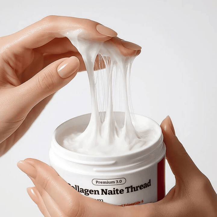 Närbild på MEDIPEEL Collagen Naite Thread Neck Cream Premium 3.0 som visar trådig, elastisk krämtextur med kollagen som ger intensiv återfuktning och fastare hud på hals och käklinje.