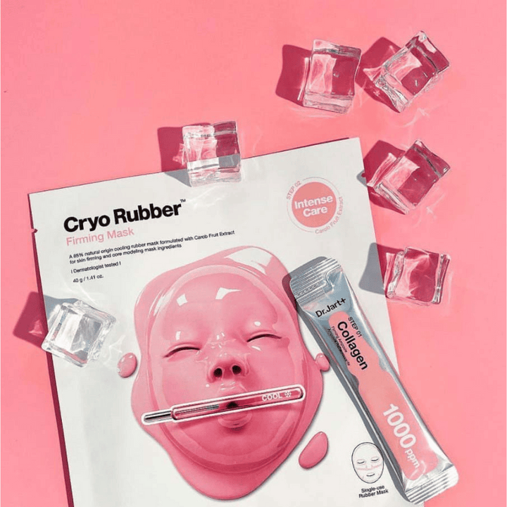 En Dr.Jart+ produktbild av Cryo Rubber™ Firming Mask omgiven av isbitar på en rosa bakgrund, tillsammans med en tub märkt "Collagen 1000 ppm".