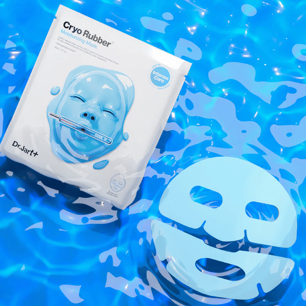 Dr.Jart+ Cryo Rubber Moisturizing Mask i blå förpackning ligger på vattenyta tillsammans med blå gummimask. Produkten framhävs som intensiv fuktvård.