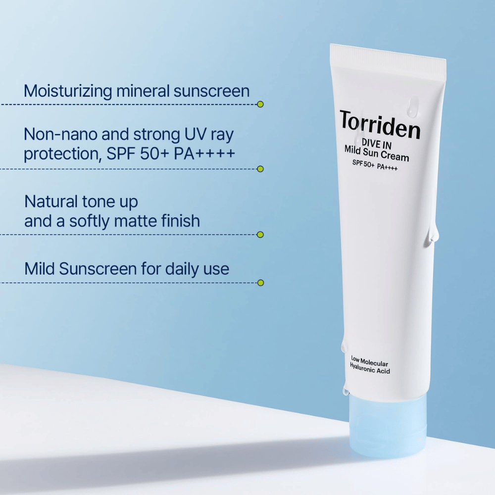 En tub av solkrämen står upp mot en ljusblå bakgrund med text som beskriver egenskaper som SPF 50+, återfuktning och daglig användning.