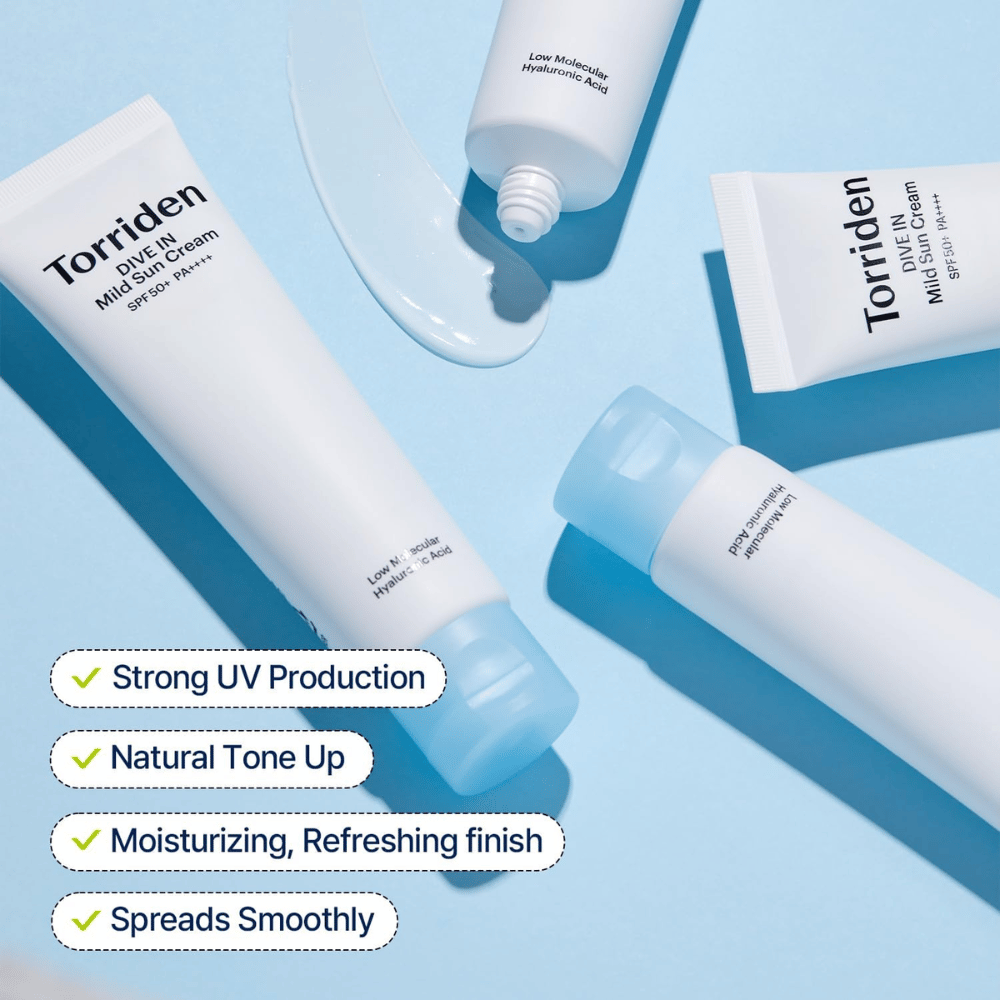 Flera tuber av Torriden DIVE-IN Mild Sun Cream ligger utspridda på en blå bakgrund med lite produkt utsmetad. Text lyfter fördelar som UV-skydd, återfuktning och jämn applicering.