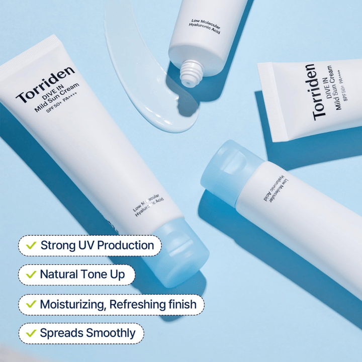 Flera tuber av Torriden DIVE-IN Mild Sun Cream ligger utspridda på en blå bakgrund med lite produkt utsmetad. Text lyfter fördelar som UV-skydd, återfuktning och jämn applicering.