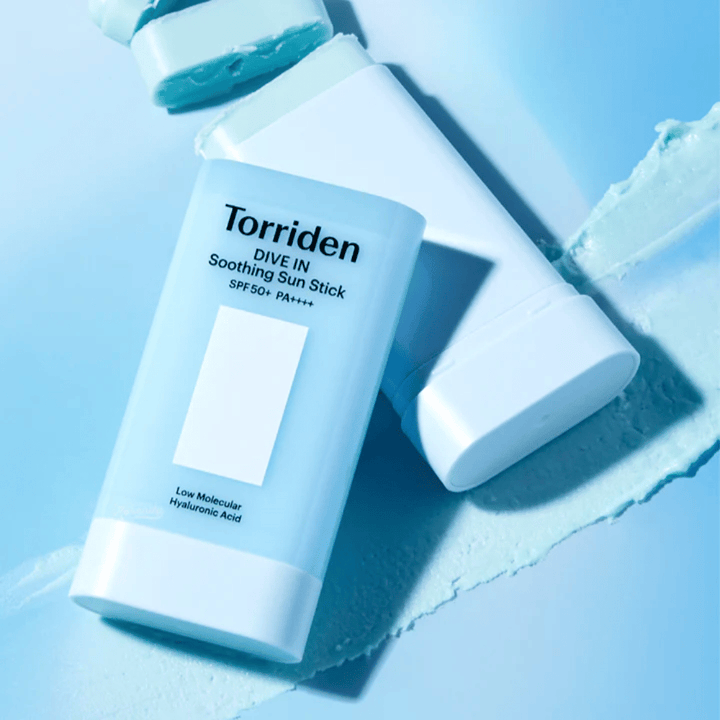 Torriden DIVE IN Soothing Sun Stick SPF50+ PA++++ tillsammans med utsmetad produkttextur som illustrerar den återfuktande och lätta appliceringen.